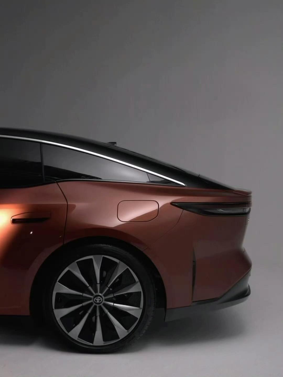 2026首测丰田豪华旗舰铂智7，重新认识丰田式豪华
丰田旗舰铂智7也开始首测了。