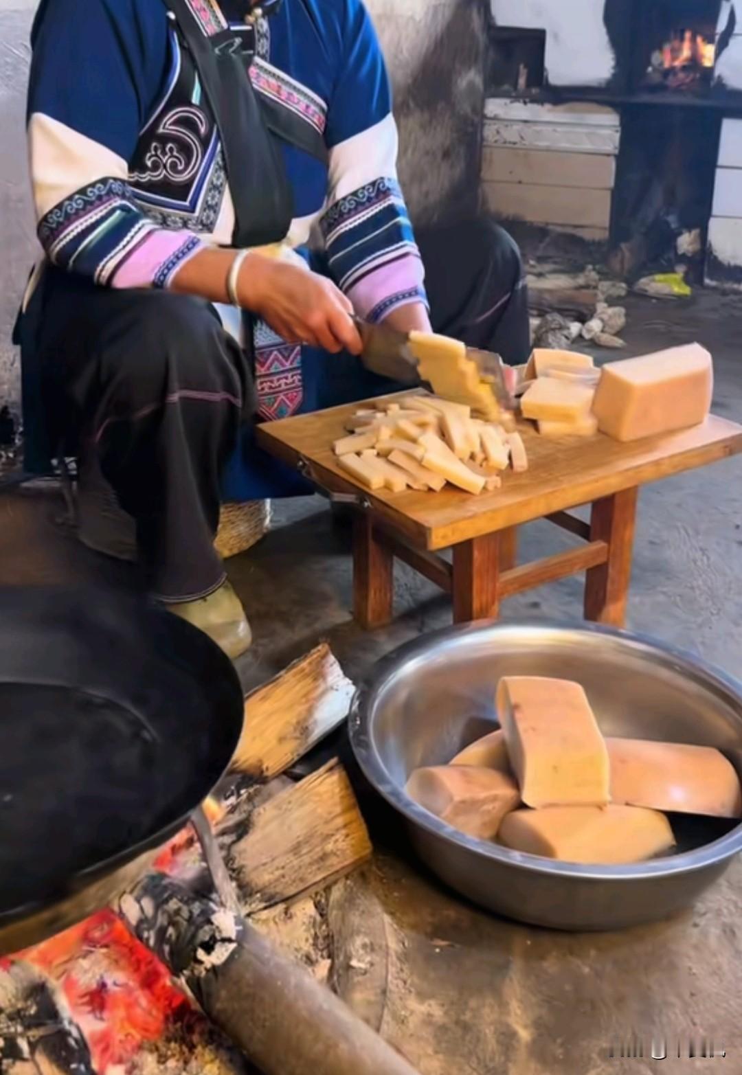 看东北的网友晒农村猫冬生活了，我们这边这两天下雨也有些小冷了，今天只有十二三度。