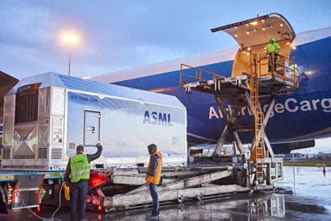 美荷两国同时发声，对中国独立研发的光刻机技术给予了强烈批评


咱中国刚刚造出自