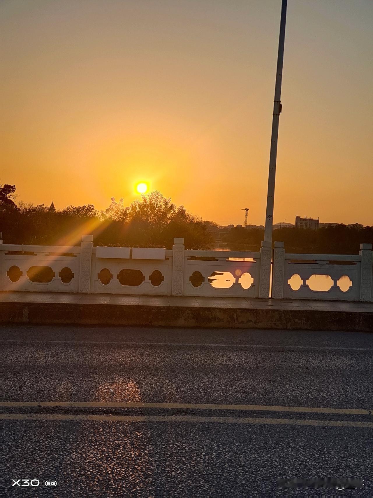 江山市贺村镇的日落景色十分迷人，具有独特的韵味。 
 
日落时分，太阳的光芒变得