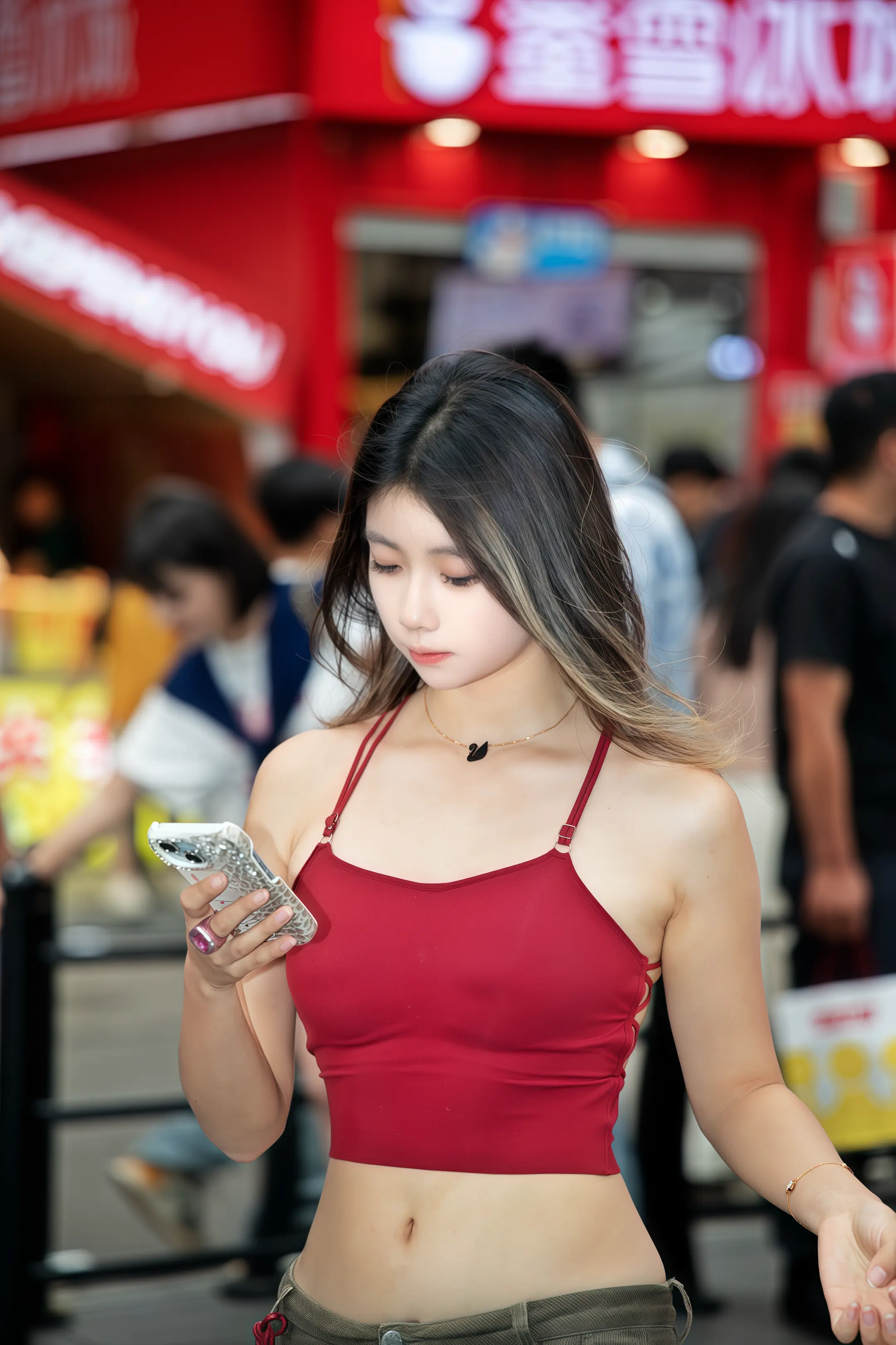 夏日街头穿搭图鉴📸谁穿谁好看！🍒 辣妹风：红色吊带露腰，又纯又欲。...