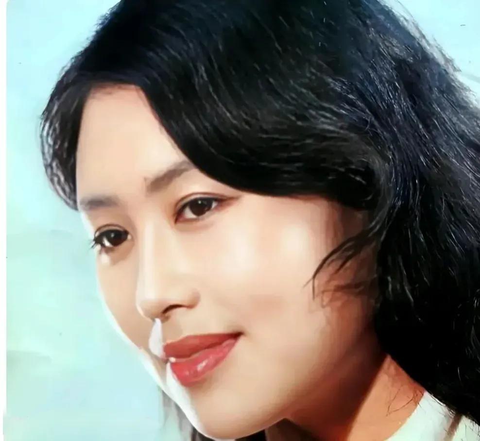 年轻时的她，也是眉清目秀，秀发飘逸。年老了，一个妥妥的老太太形象，但演起戏来，把