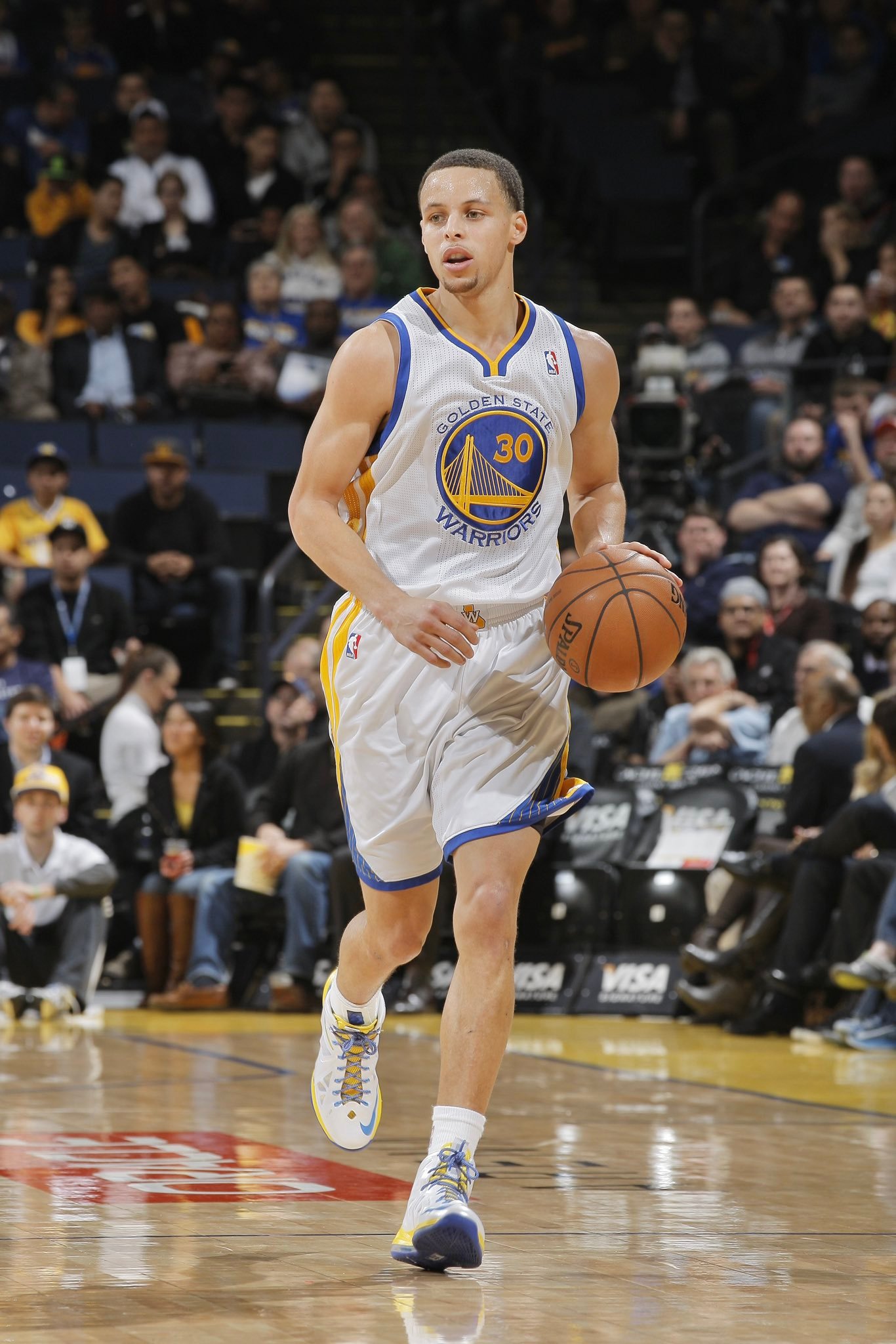 斯蒂芬·库里今天穿着一双2013年定制的元年Nike LeBron 10 ID配