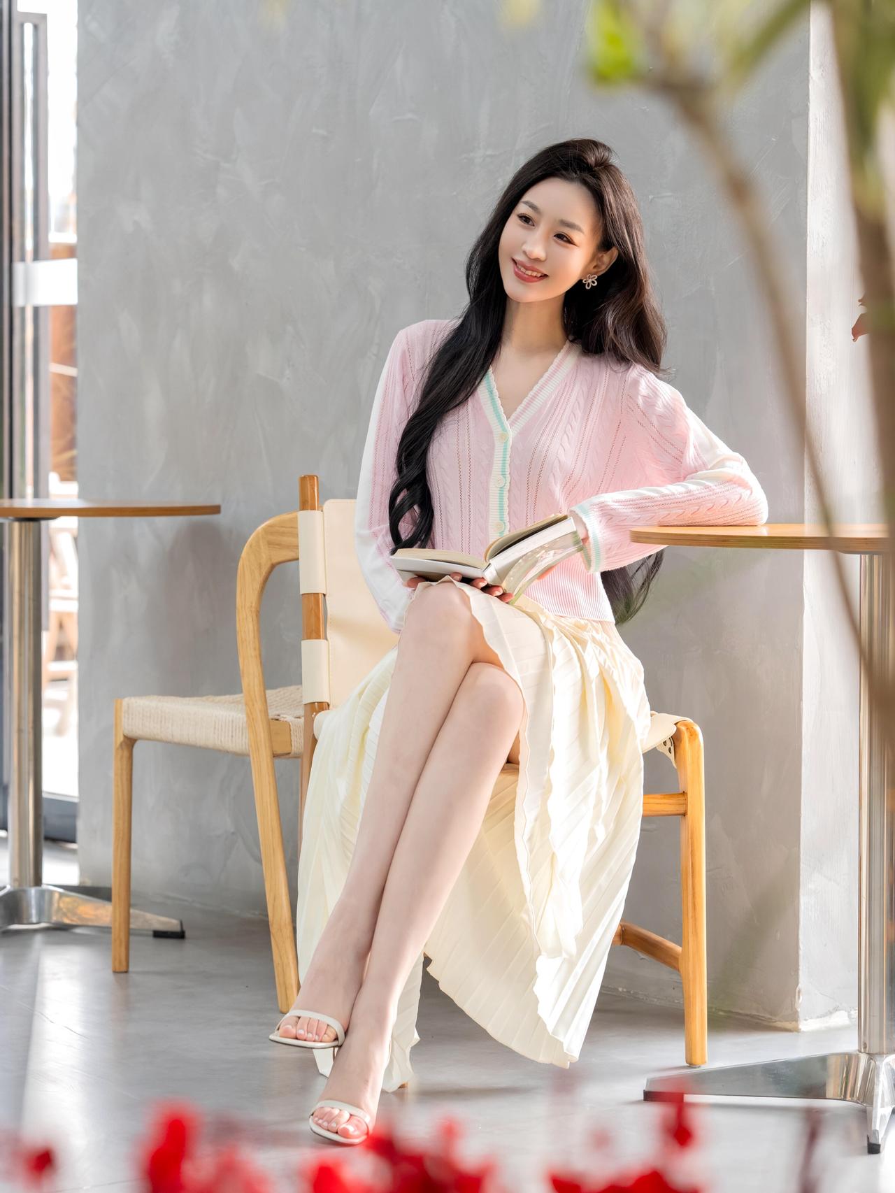 她们优雅得像诗，走路时抬头挺胸、步伐轻盈，交谈时眼神专注、微笑得体，一举手一投足