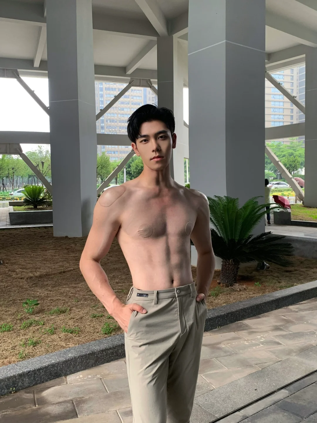 论一个模特脱了衣服以后有多假（垫肩➕胸贴）