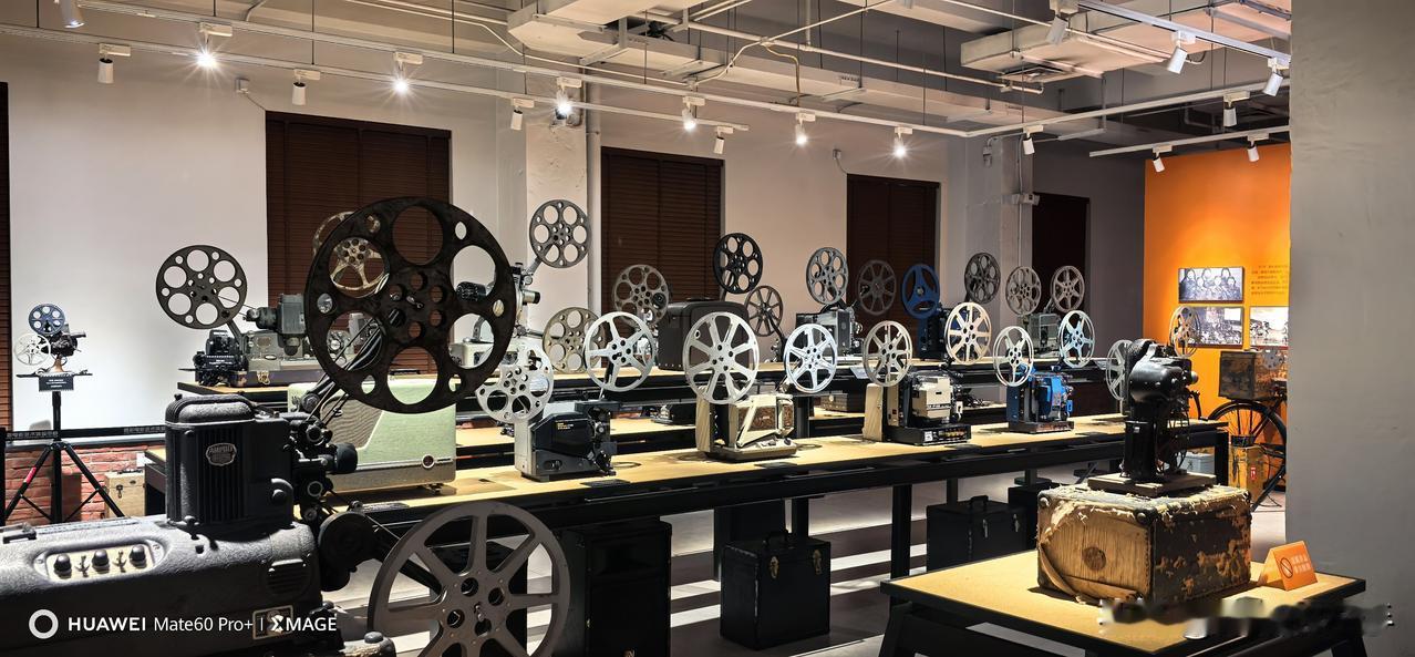昨天晚上去了西安电影制片厂园文化园区里的电影历史博物馆，里边有非常多的电影摄像机