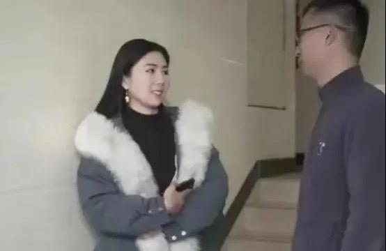 离婚男相亲遇肤白貌美二婚女，对方：卖房钱给我保管就结婚

男子离婚后找媒婆相亲，