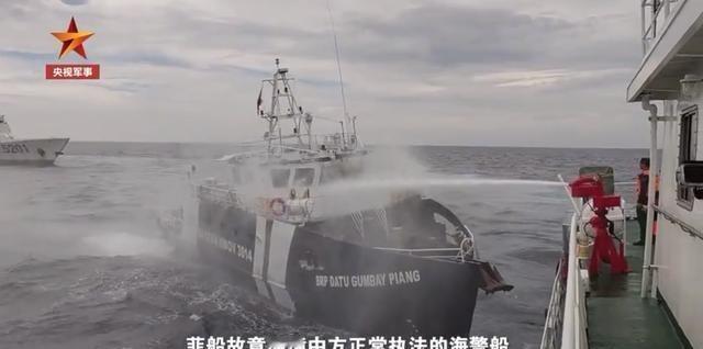 菲律宾海岸警卫队舰艇，菲律宾渔政船在黄岩岛打出白旗，求中国手下留情！
9月16日