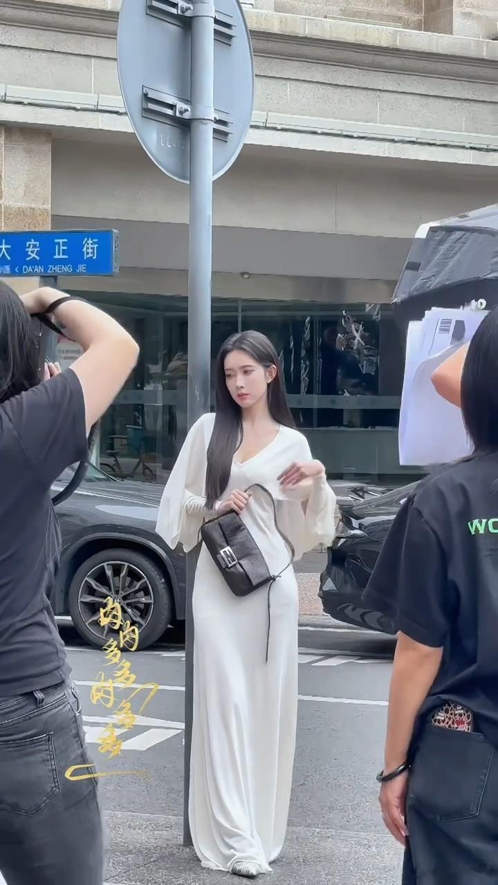 孟子义黑长直千金感孟子义完全就是千金没错了，特别是看见此次一身简约白裙亮相！搭配