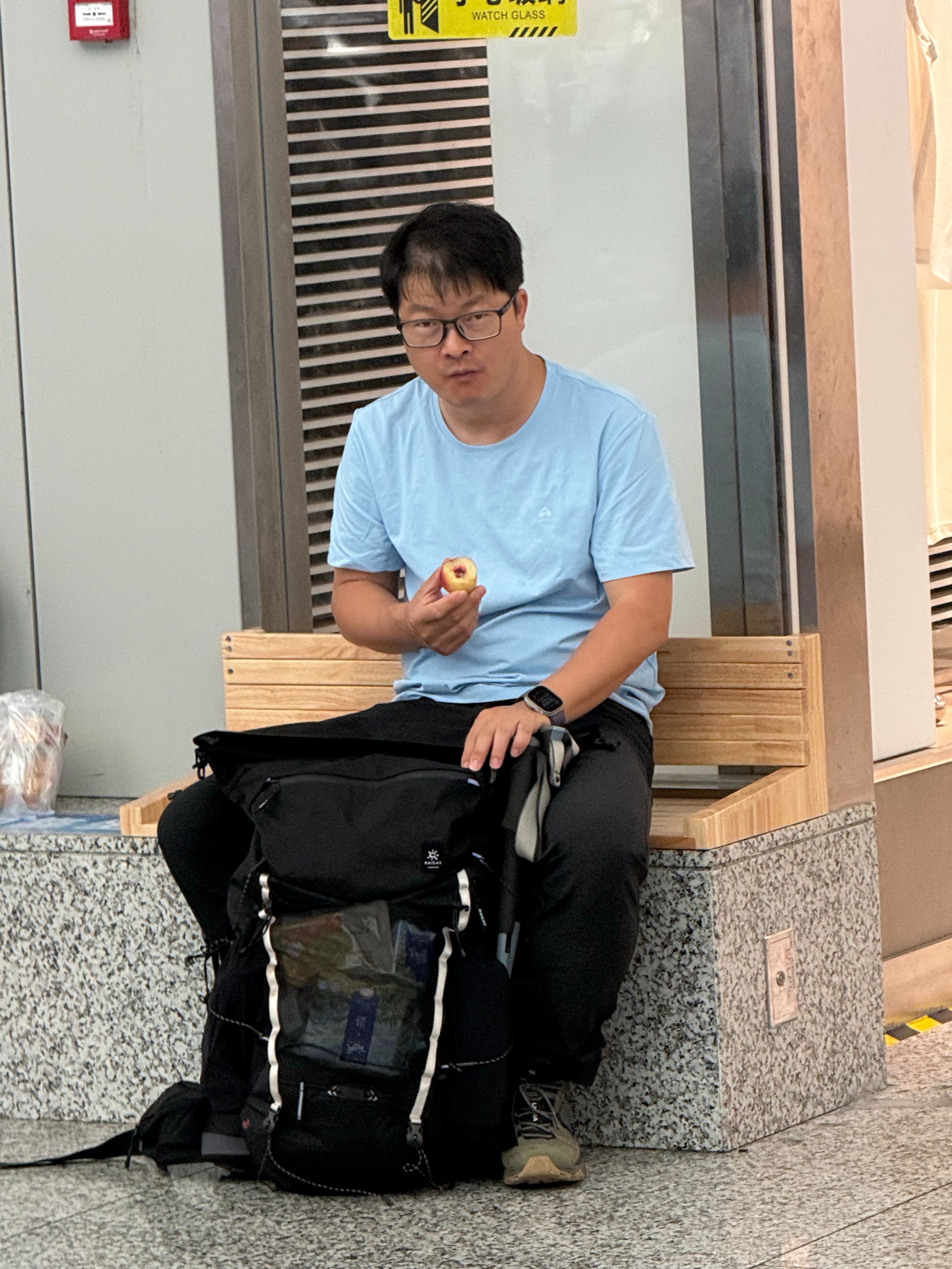 和我的爬山搭子出发了🤦此人看起来能力不是很强，但出发前再三口出狂言此役关系重大