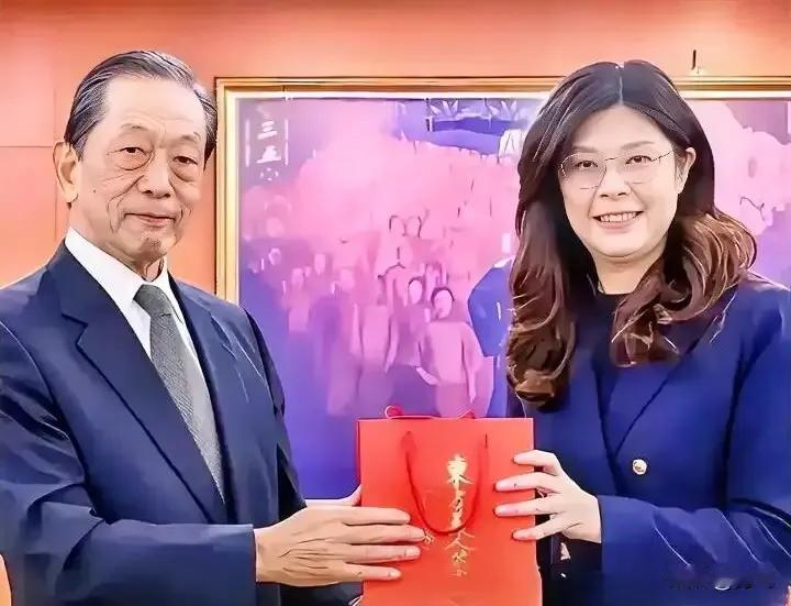 郑丽文是怎么想的，在中日局势敏感时刻，竟然明目张胆的会见日本反华恶棍、极端右翼分