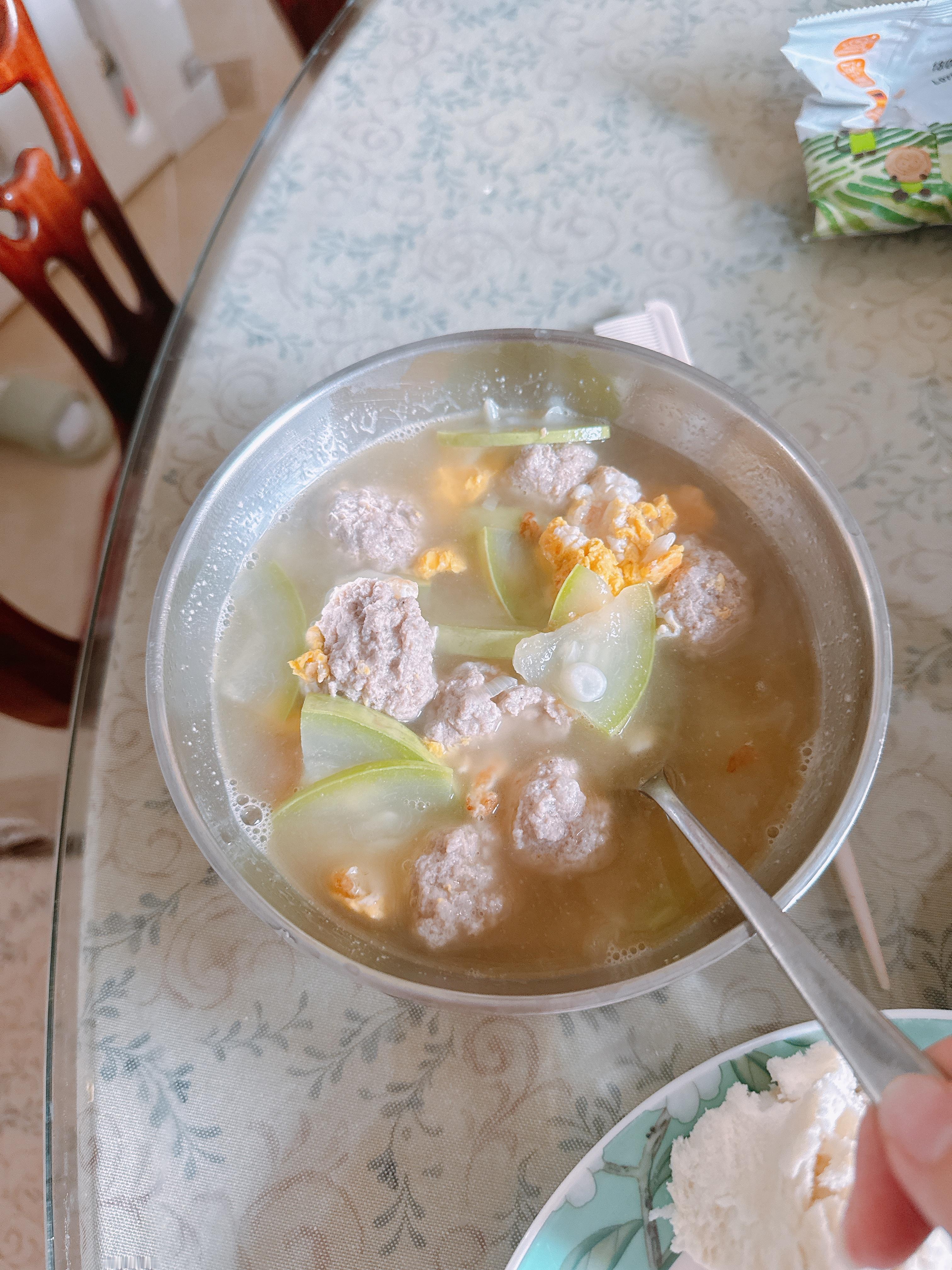 我中午做的！！我还用hu子做了一个鸡蛋肉丸汤我觉得味道不错我爸：你没削皮啊我：啊