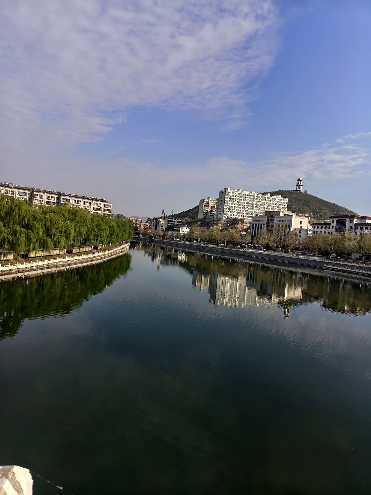 城市与自然和谐共存，静谧河流映照繁华。