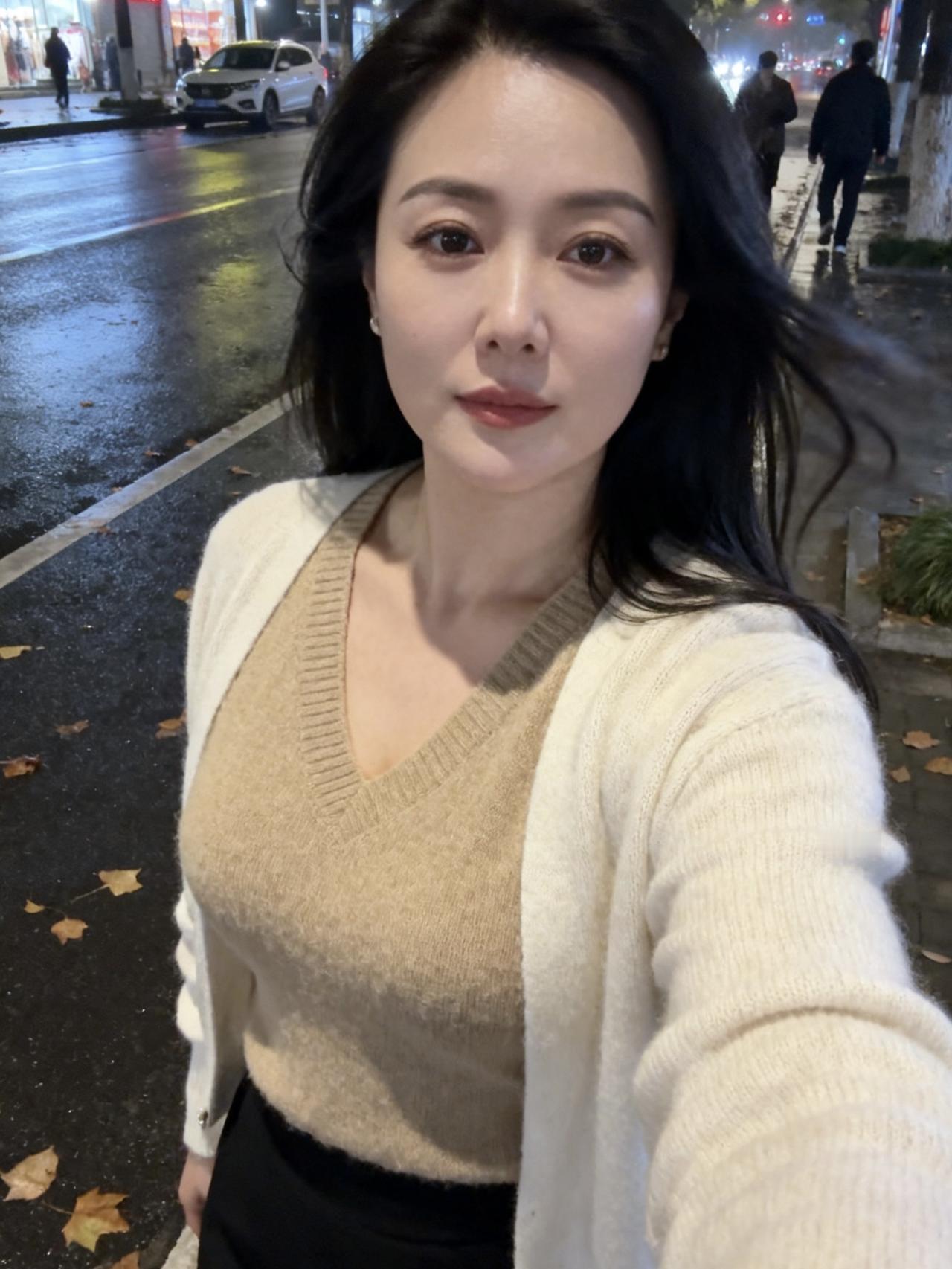 万家灯火照归心，柴米油盐又一天。
下班快乐。
我们不要总去后悔自己当初的选择，去