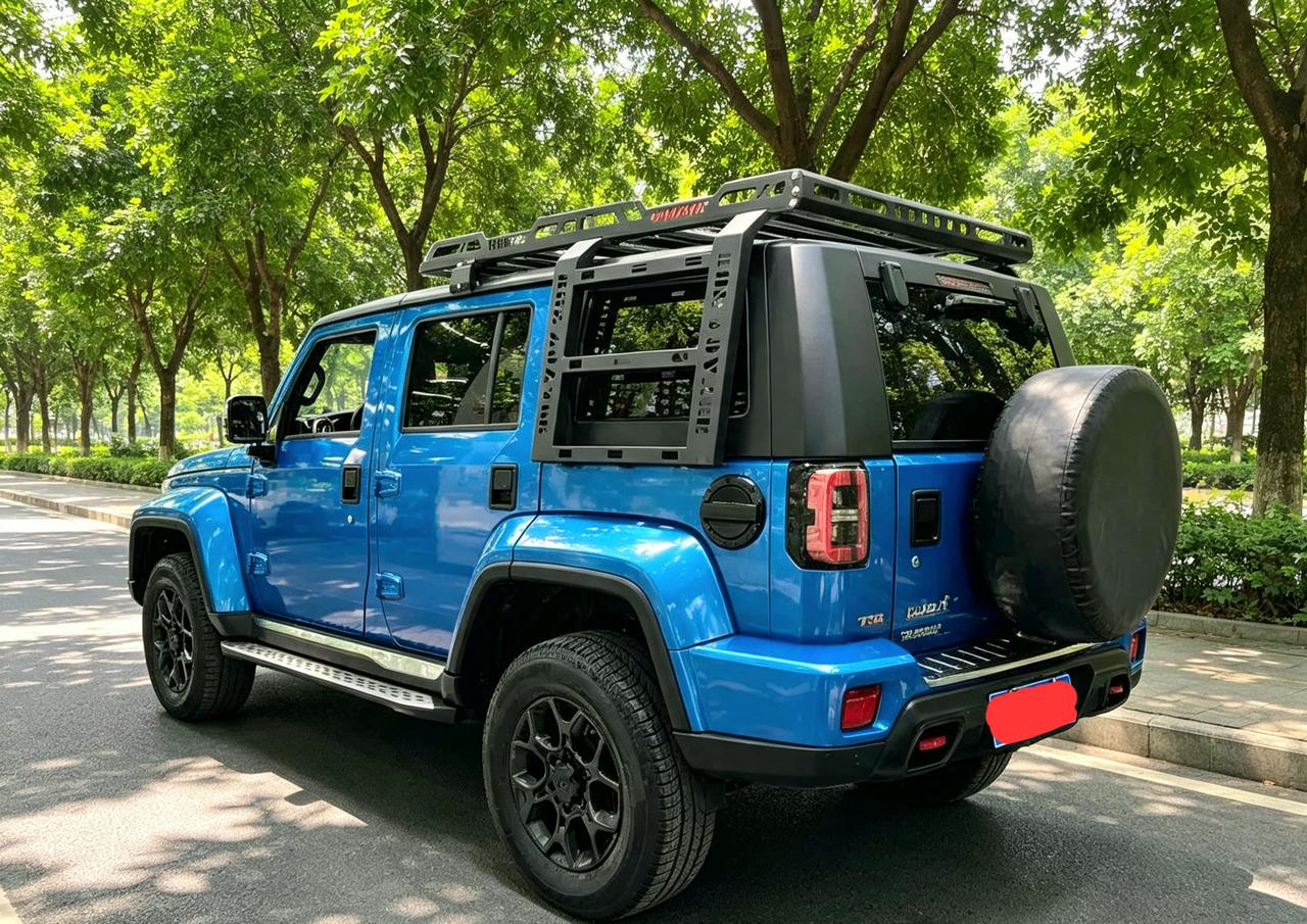 这是一台北京BJ402.0t的柴油版。我给他改了轮胎，还有顶置行李架，包括他的后