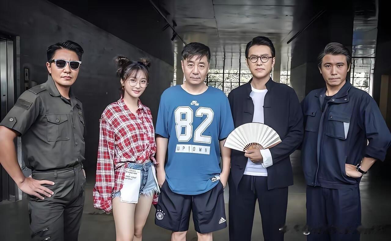 5位明星的合影里，只认出了李乃文和靳东，这里最帅气英俊的是靳东，好俊朗的脸庞，浓
