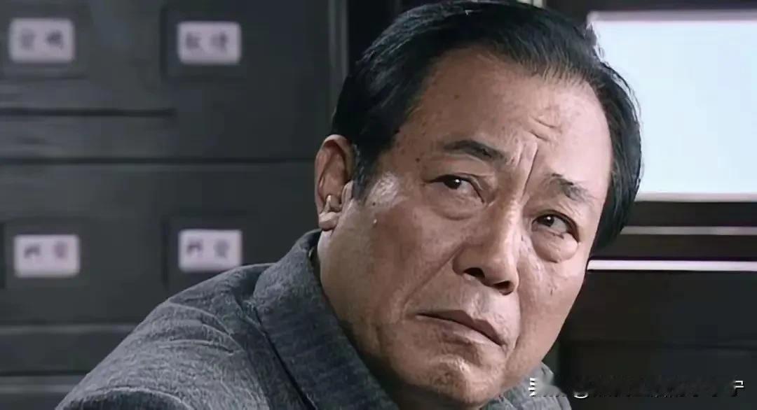 《潜伏》这部电视剧，只有李崖是“正面人物”，一心扑在事业上，其余的除了间谍特务，