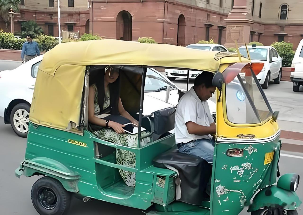 有印度网友评论说：如果中国比印度发达，为什么上海、北京城市大街上看不到突突车，他