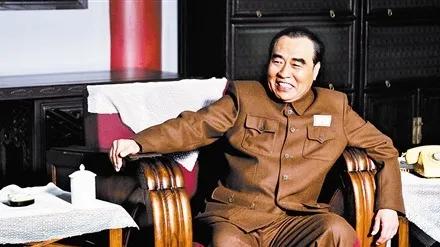 有一次，朱德坐火车时提出慰问司机。然而，当满身污垢的司机见到朱德后，竟然叫了一声