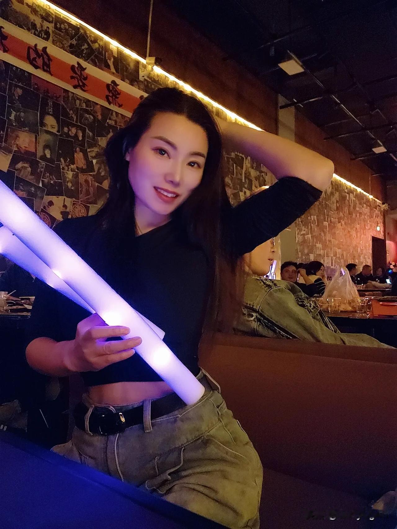 谁说不喝酒就不能过来感受一下气氛呢，现场听驻唱歌手唱歌🎤也不错呀！