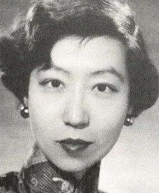 1937年，父亲害怕担上“恶父”的名声，趁着女儿熟睡，潜入女儿的卧室，从怀里掏出