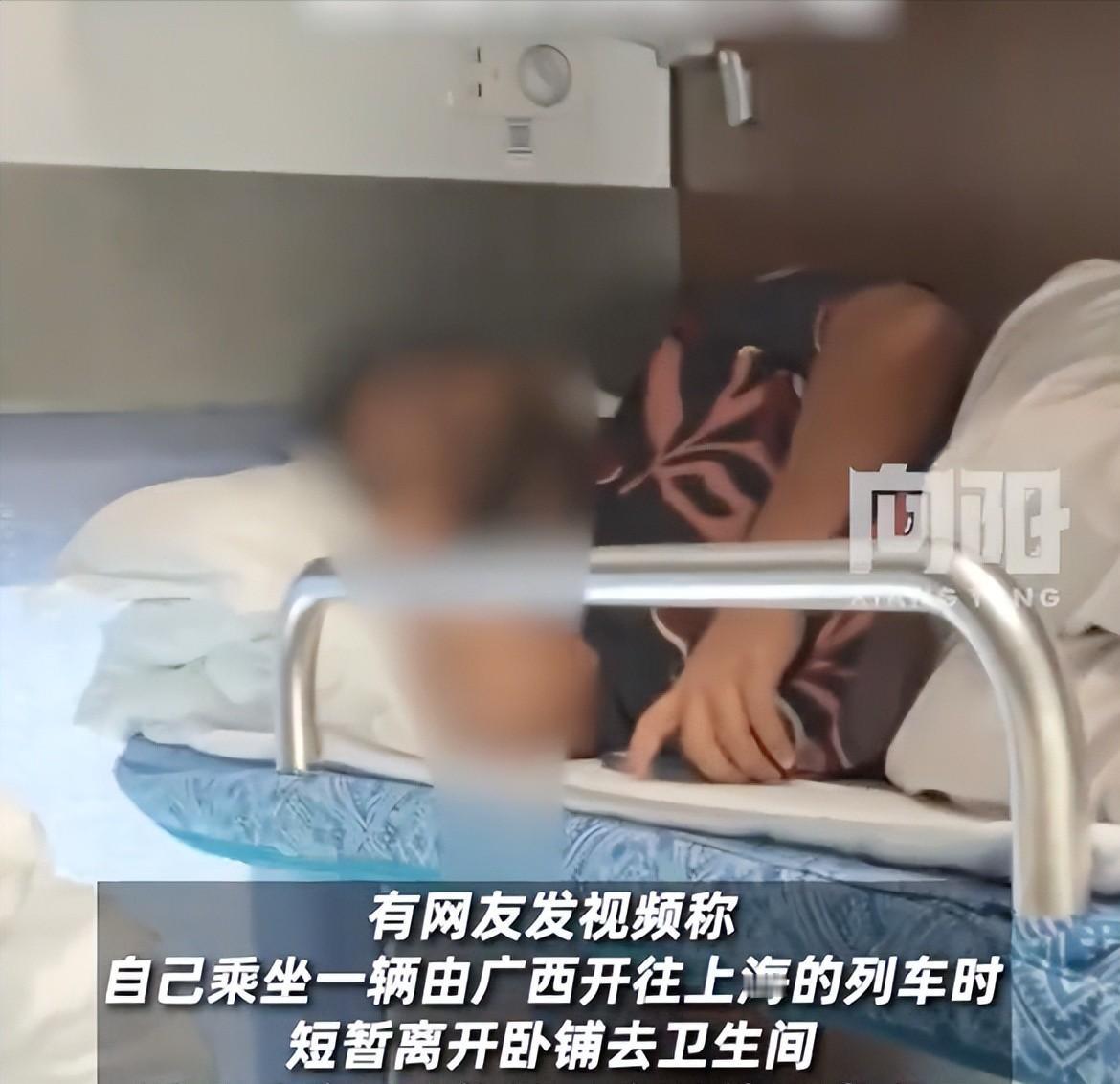 真够憋屈的！火车上一个姑娘的卧铺被印度乘客占了，她居然不声不响在过道干坐几小时，