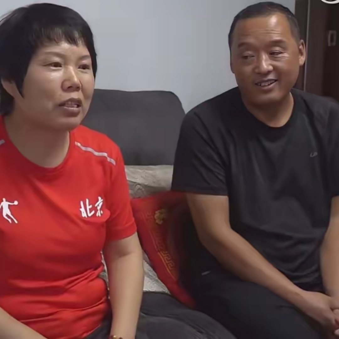 终于看到张家齐爸爸了《我家那闺女》播出后，一直很少出现在镜头前的张家齐爸爸，这次