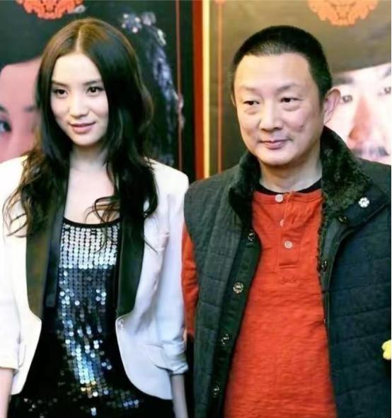 2007年，50岁的导演张黎爱上了27岁的宋佳，当时的张黎已经结了5次婚，为了娶