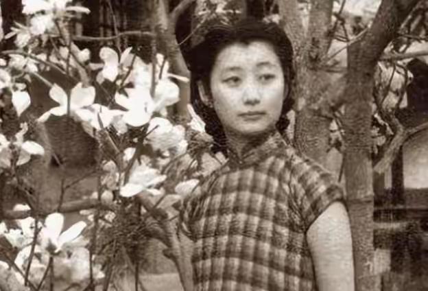 1926年，北京饭店，22岁的唐怡莹趁丈夫不在，与25岁的张学良发生了关系。几天