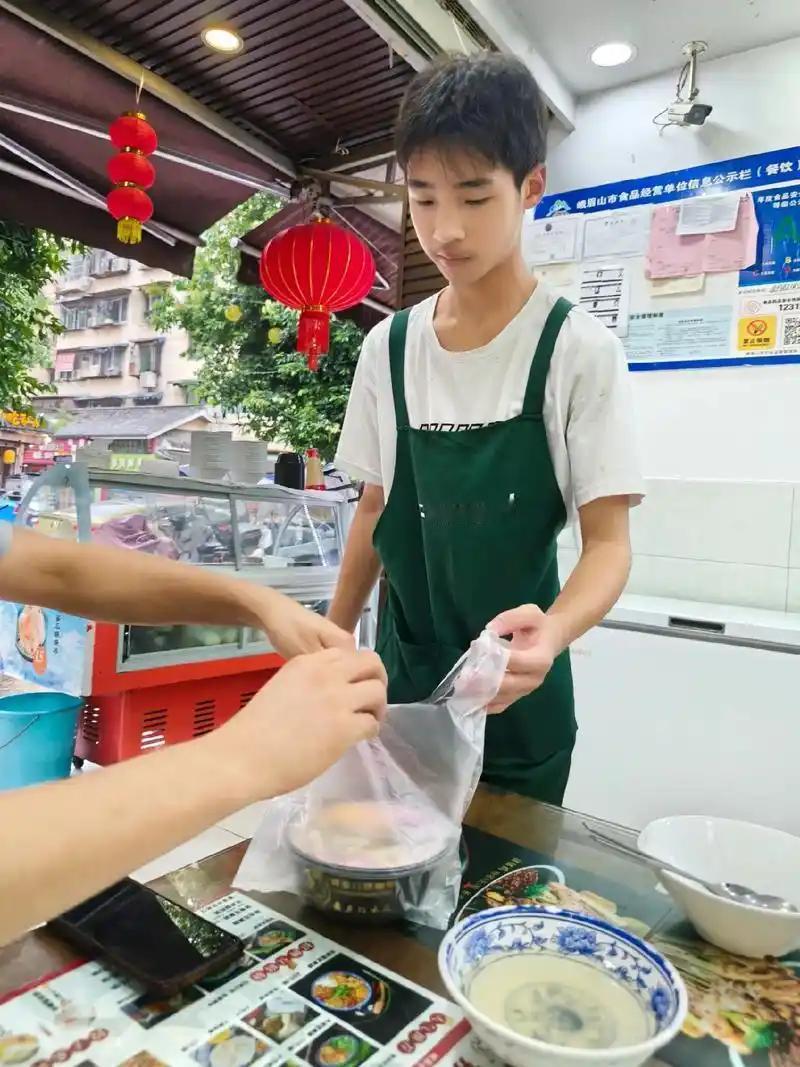 亲身劳作能让孩子真切懂得劳动不易、父母辛劳，树立正确的金钱观和价值观。同时还能锻