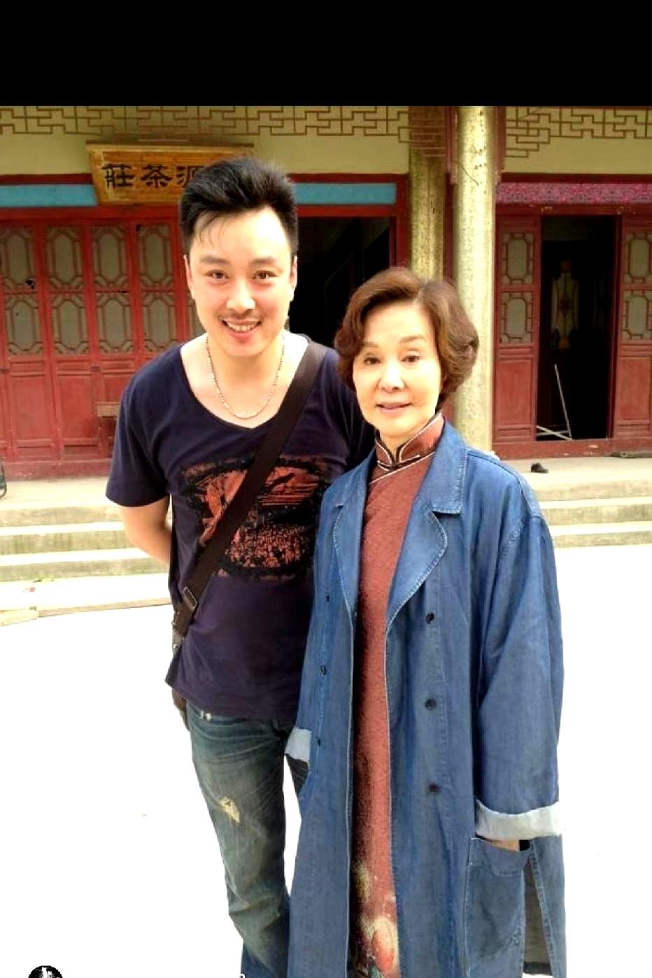 刷到一张旧照时，那句“还有多少人记得”像一只钩子，把人拽回去。
画面里就两位，问