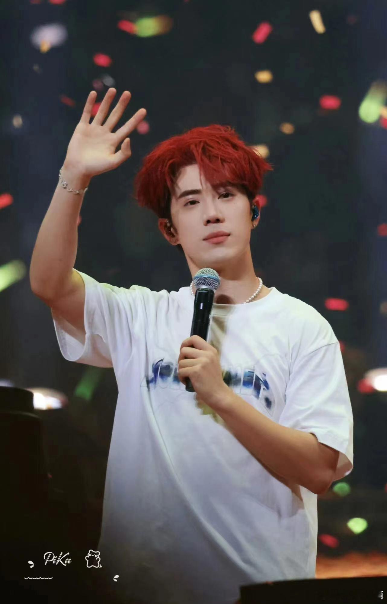 #鹭卓#鹭卓的舞台直接就可以封神了，这样的场面也是让我们见证到了优秀的音乐实力，