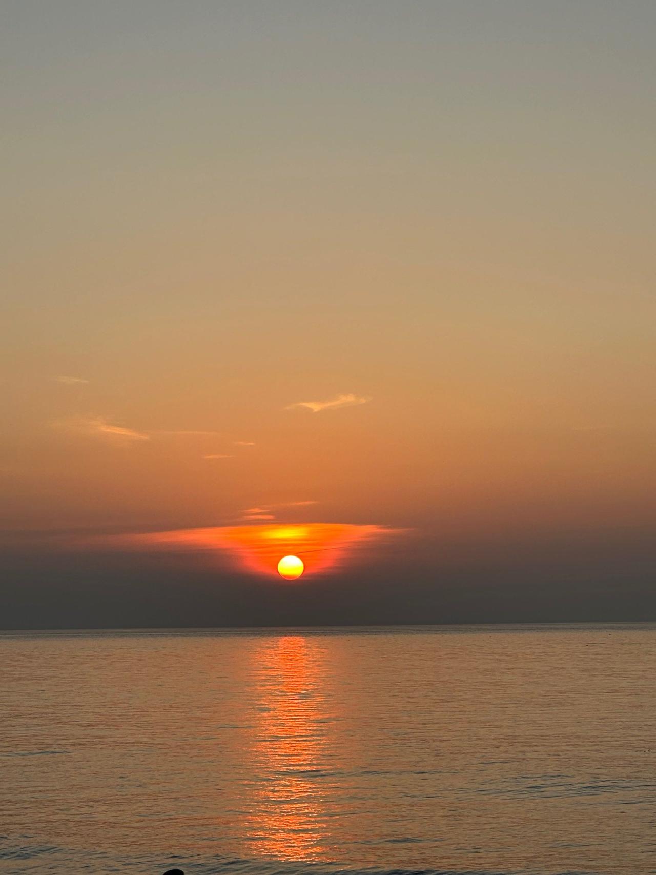“月落西山大地暗”这句上联一出，那种暮色沉沉、天地静谧的画面就跃然眼前。我觉得“