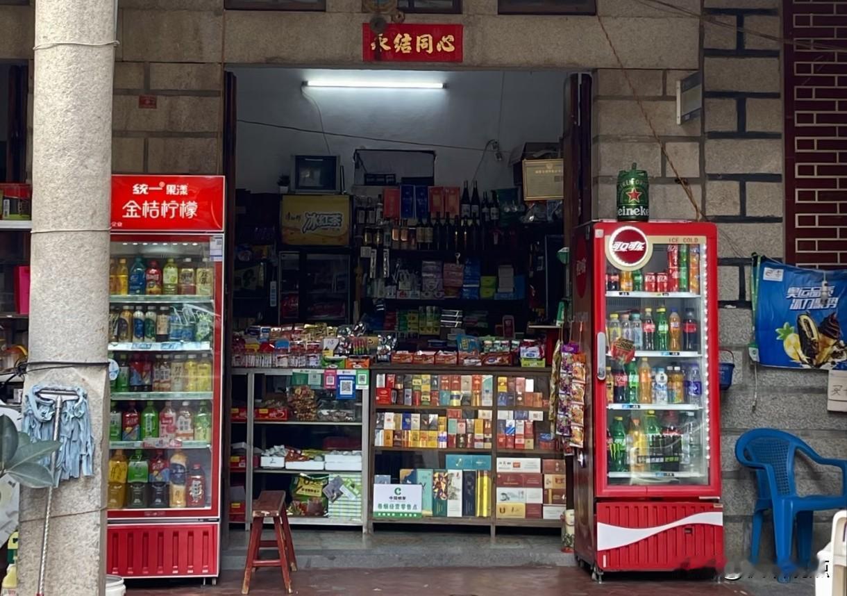 38岁的表哥，原本在厦门的互联网公司上班，25年被公司裁员，拿到20万赔偿后，直