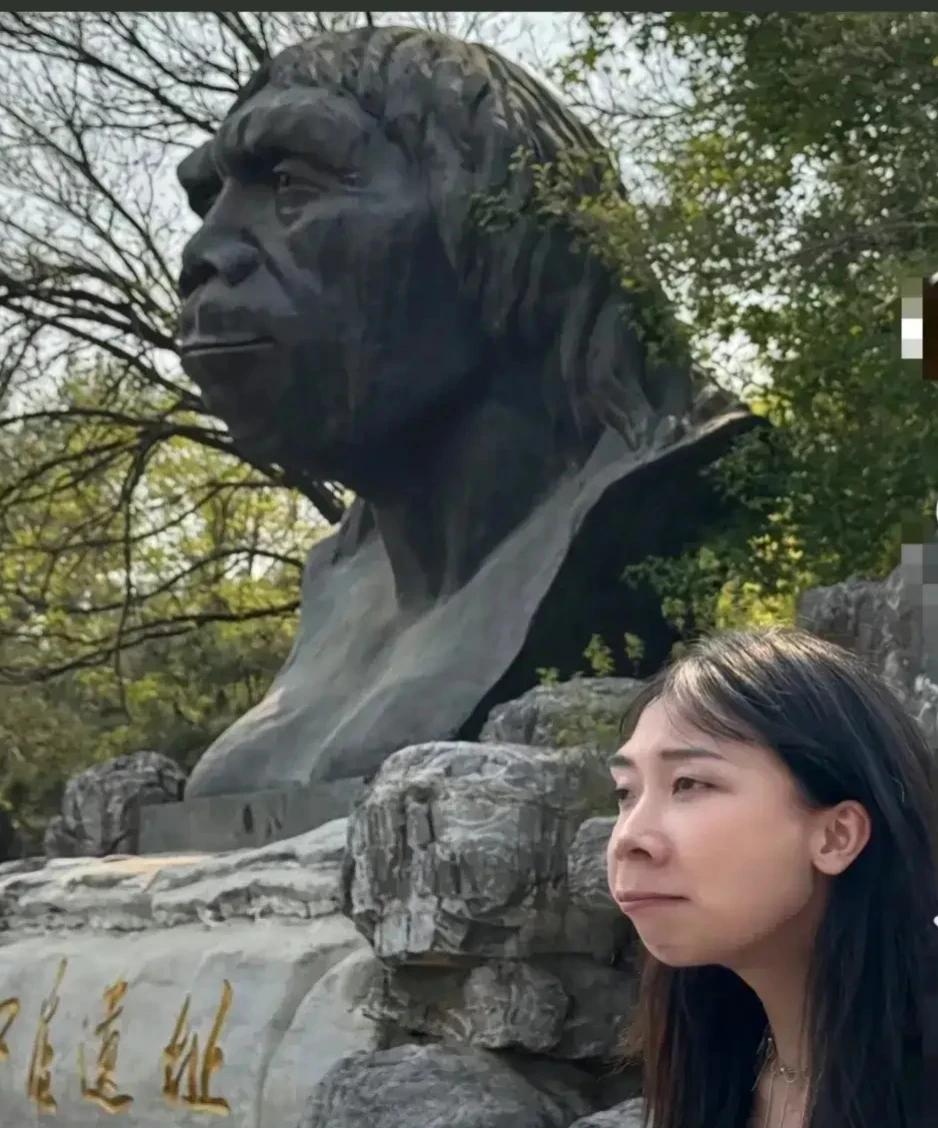 毫无疑问，这个女孩是地地道道的老北京人，血统绝对纯正。