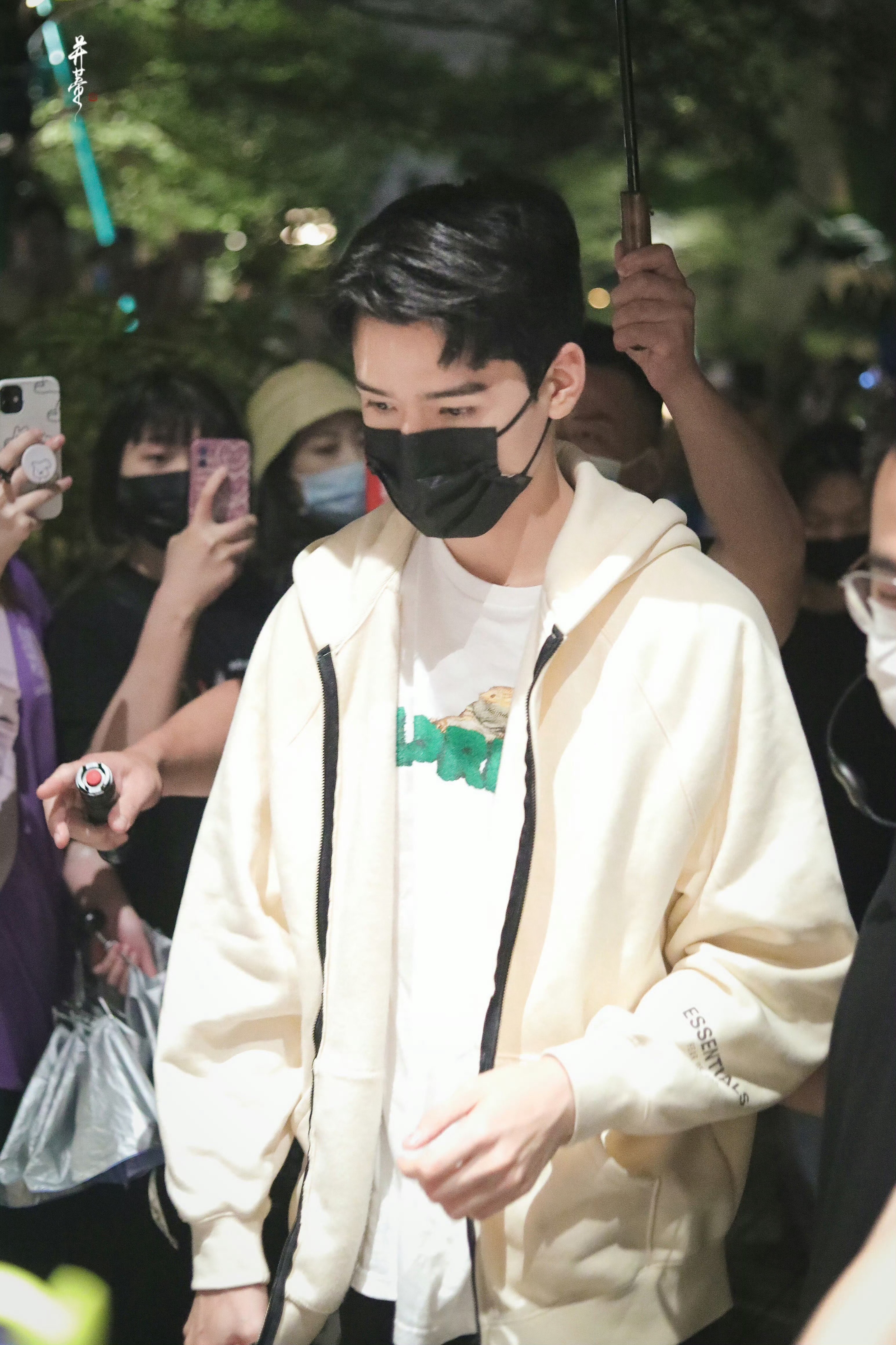 龚俊 cpf 🍊  山河令 同一件T恤图1 20210809 上班 Supre