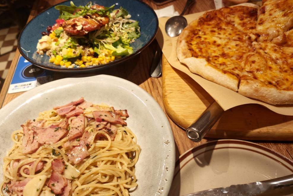 西贝跌倒，上海有一家饭店倒是吃饱了，那就是玛格罗尼人均其实和西贝差不多，现在全是