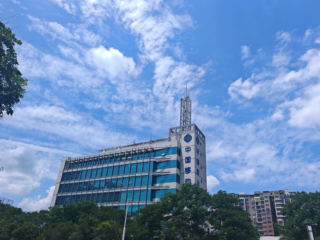 云卷云舒间，楼阁耸翠烟。
