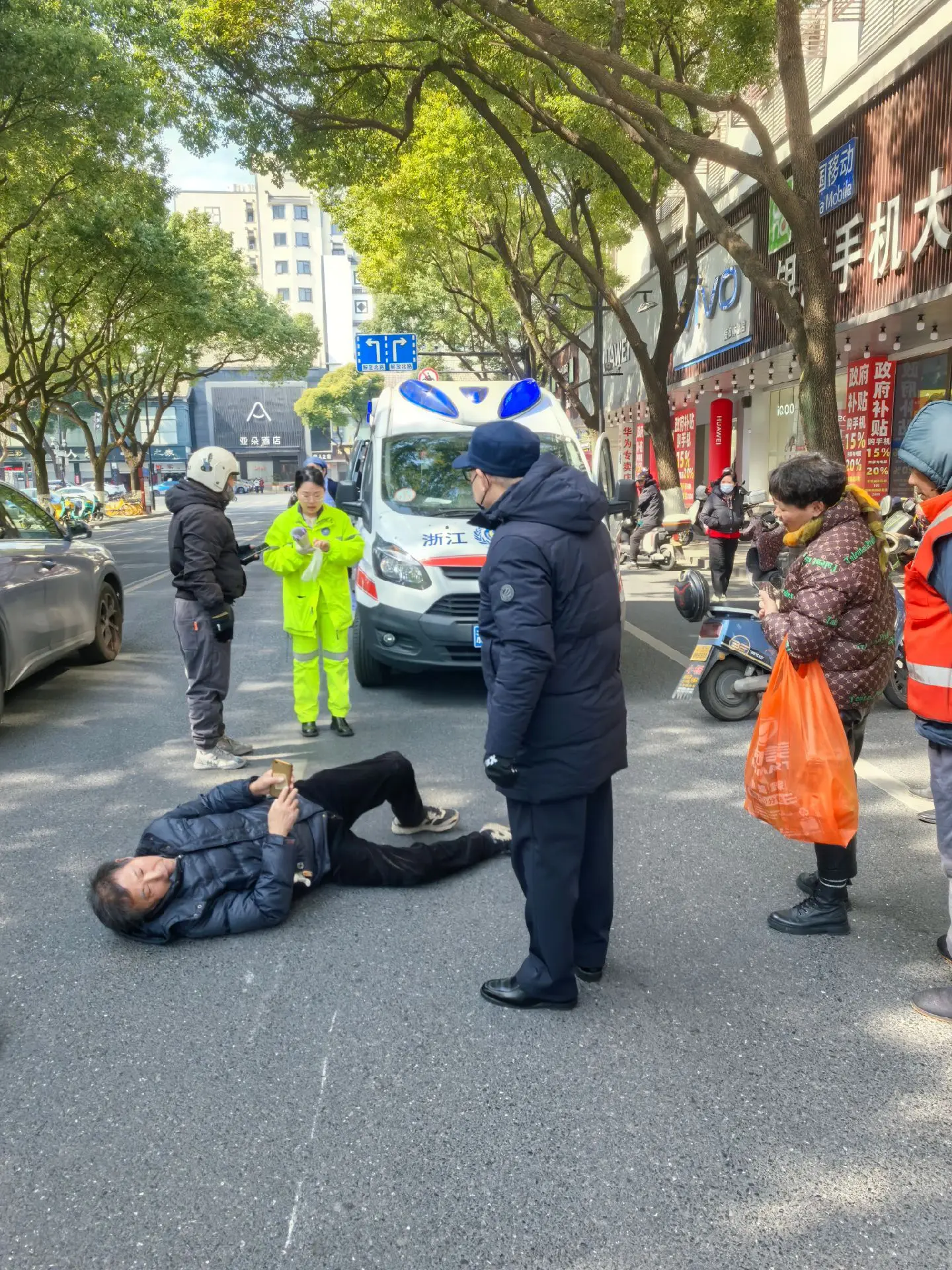 交通事故老人躺在马路中间 是否撞到老人 众说纷纭  2月10日中午11...