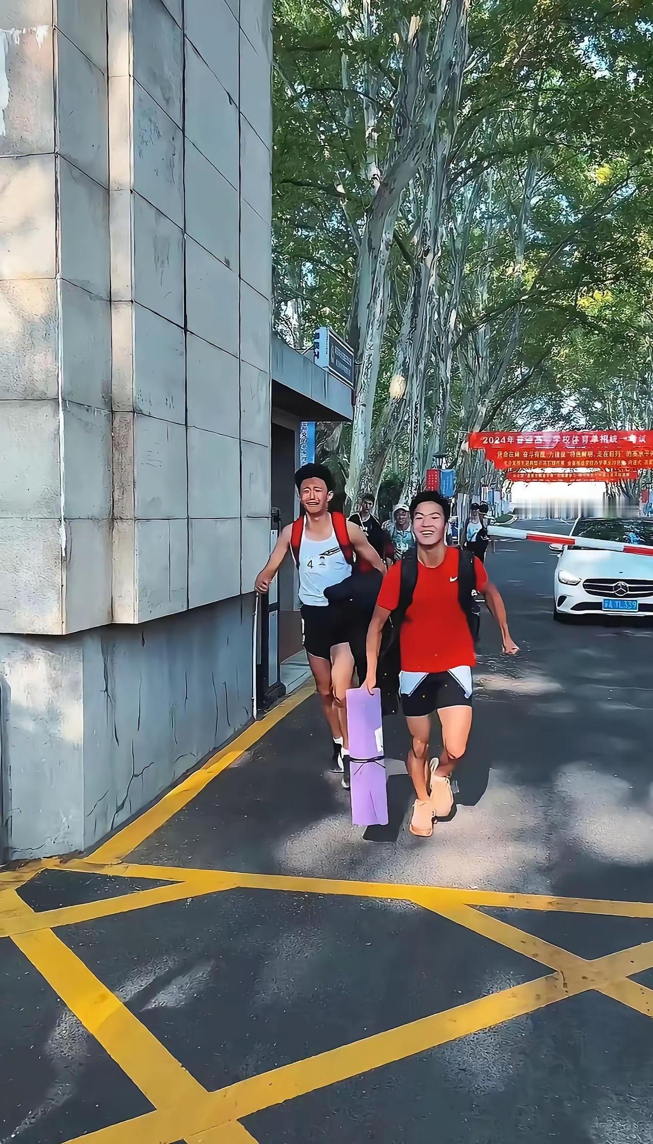 父母离婚，孩子被姑姑带大
高考拿下了体育状元
看到孩子考完试和姑姑相拥而泣的场景