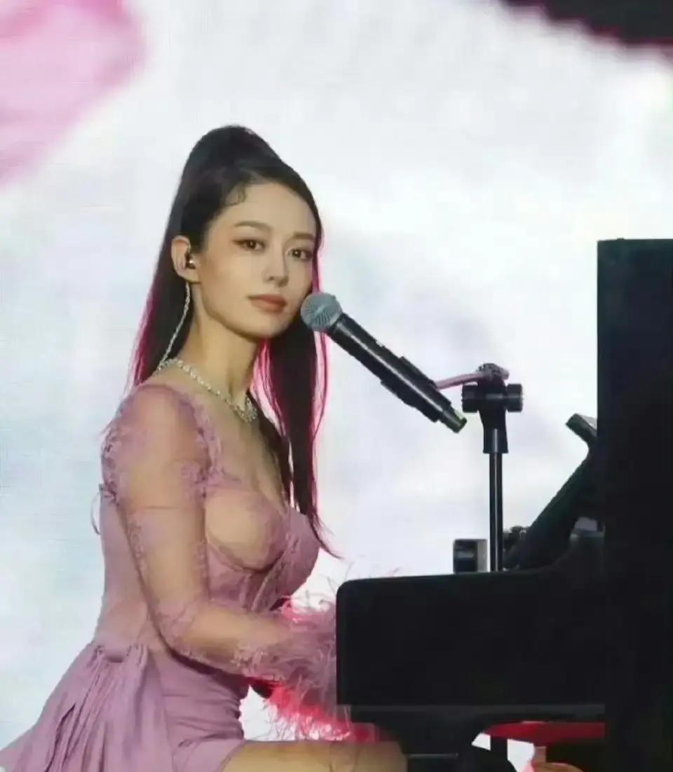 吉娜这钢琴家，最近老被人夸身材好。但咱得把话说明白，人家可不是靠这个吃饭的。
 