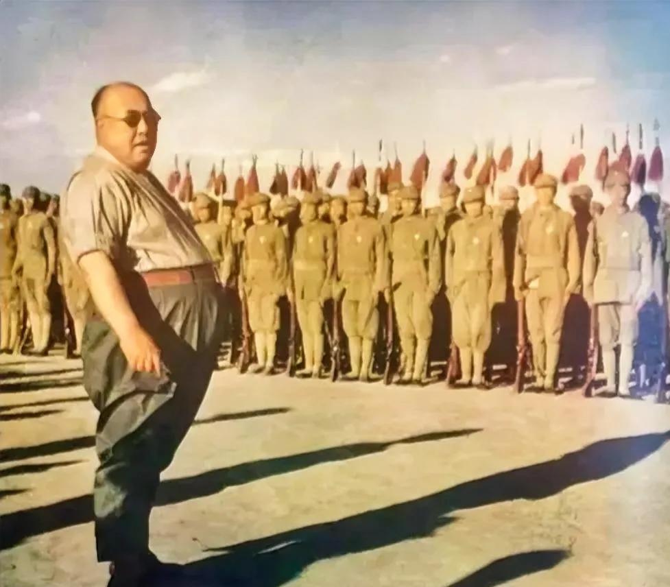 40年代，马鸿逵视察“马家军”时，一张罕见的留影，照片中的他戴着墨镜，挺着大肚子