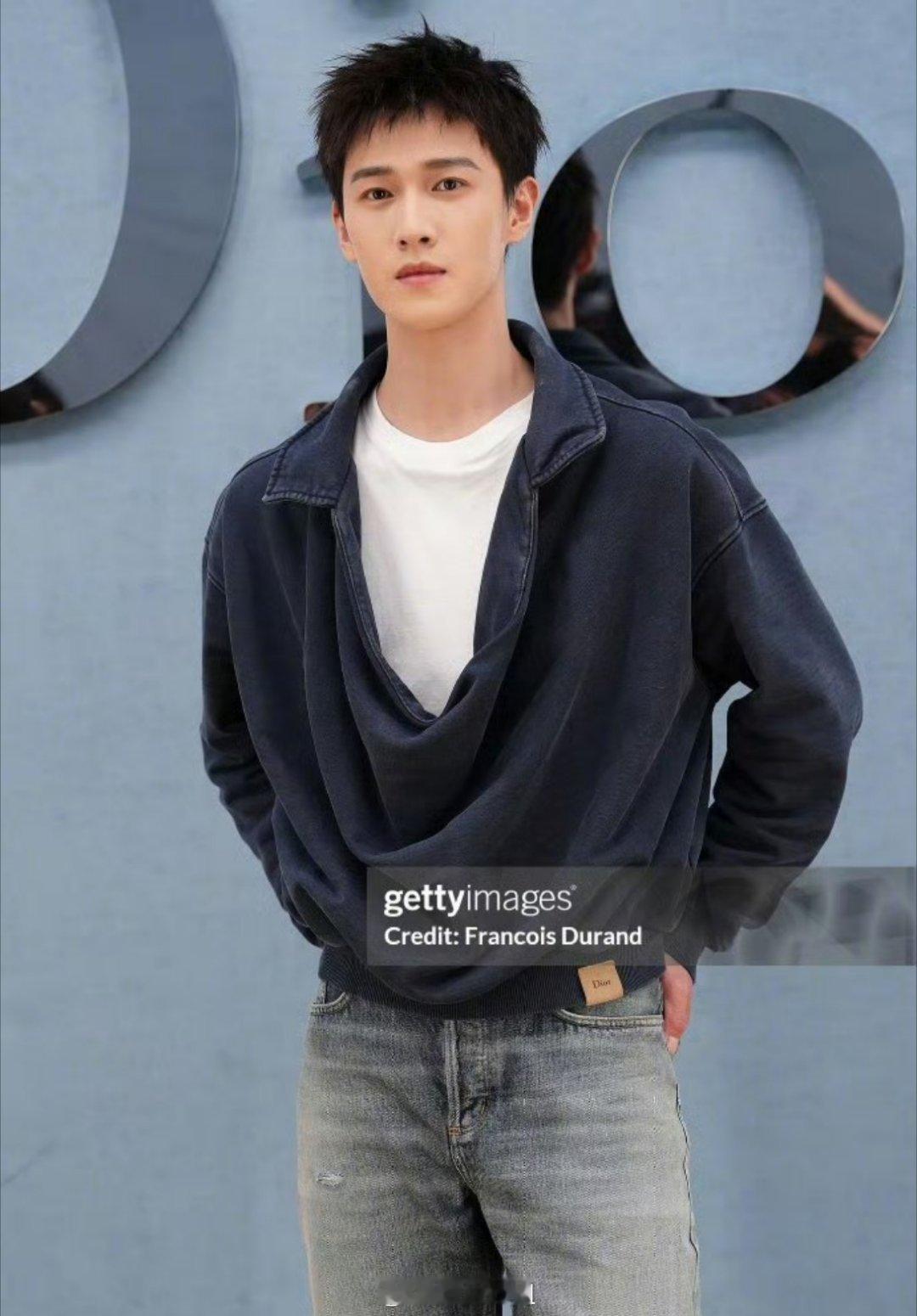 李昀锐的迪奥2026年夏季秀生图来了，还是G社生图，李昀锐仅穿了蓝色牛仔裤，很简