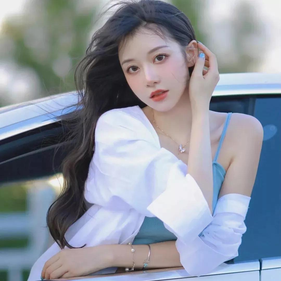 少女清新，车内优雅，自然美态。