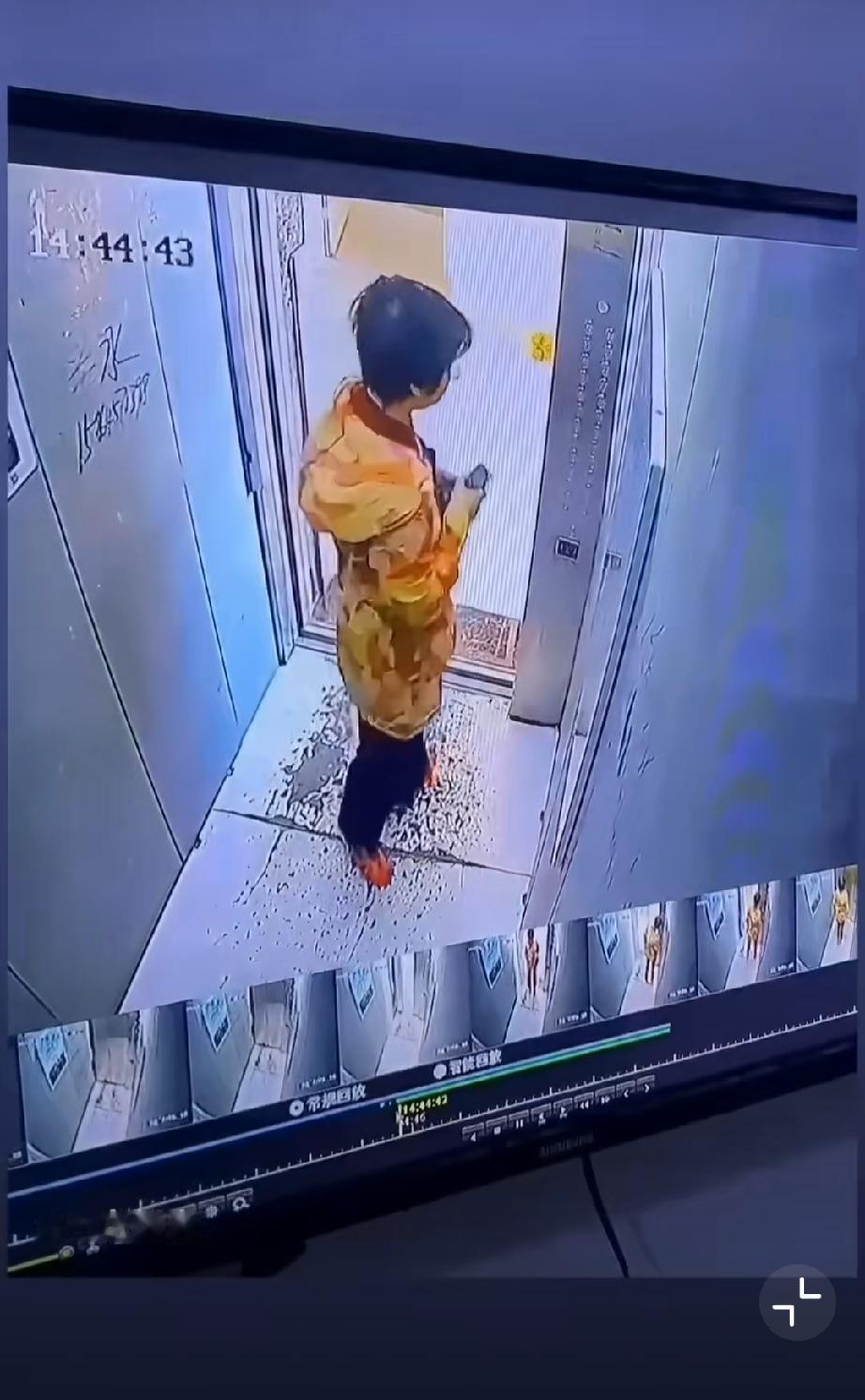 在电梯里锻炼身体的大妈，下次应该不敢了吧？电梯内女子 公园锻炼的人 公园锻炼老人