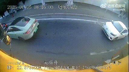 广州某路口这起事故，看得人后背发凉！
1月份早高峰8点多，一辆电动车在路口斑马线