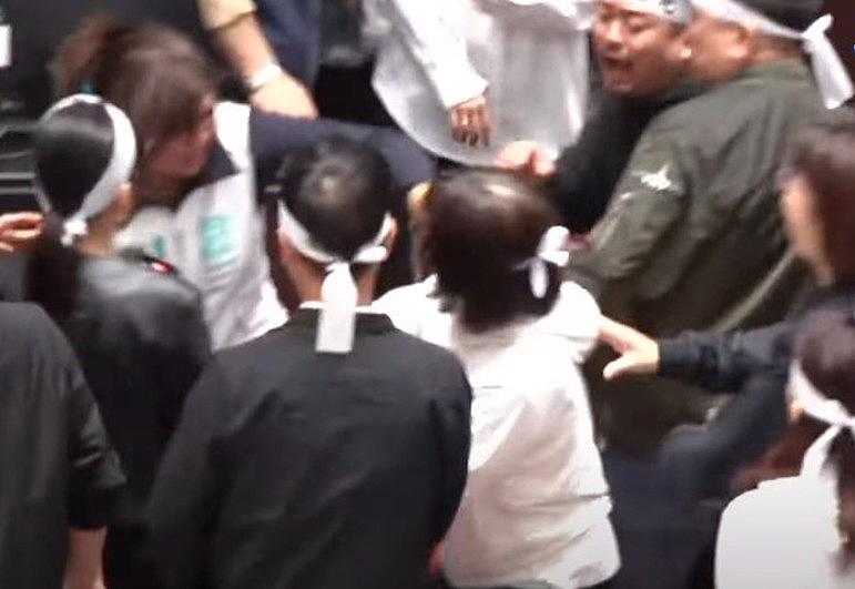 【又打起来了！台立法机构女将开打！“绿委”挥“右勾拳”打对方面部，宣称是“自我防
