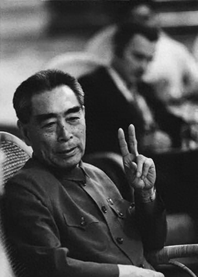 乔冠华在酒后写出精彩文章，毛主席关心问他到底喝了多少茅台酒？70年的趣事令人回味