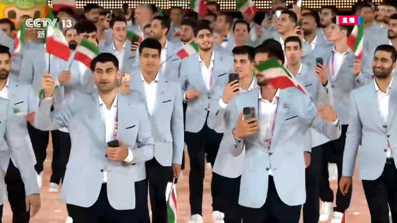 伊朗队手里拿的好像都是苹果吧！
为什么不用华为呢？[捂脸]