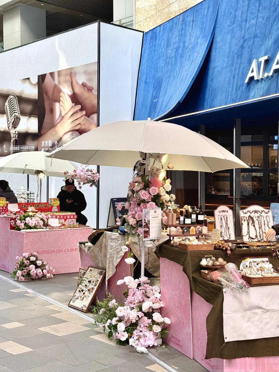 日常春天就要走花路🌷新年的生活，仿佛被鲜花包围了✨每一步都像是踩在花瓣上，柔软